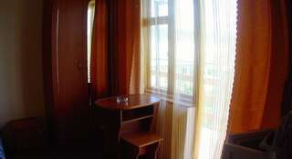 Гостиница Guest House Gagarina 45B Судак Двухместный номер с 2 отдельными кроватями и балконом-4